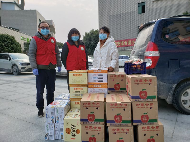 湖北雷修女和叶神父到医院看望医患.jpg