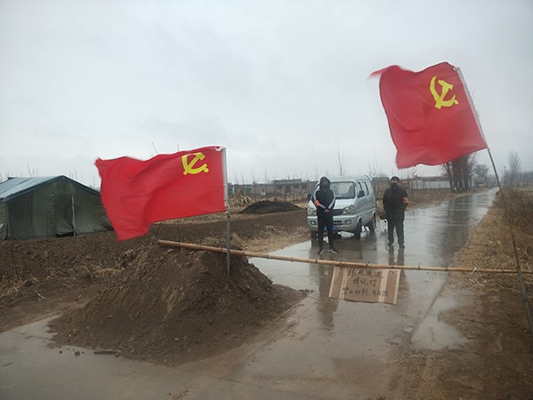 5教友们在路口帮忙站岗值班.jpg