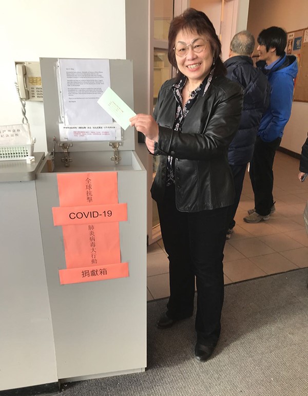 2多伦多华人教友正在捐款.jpg