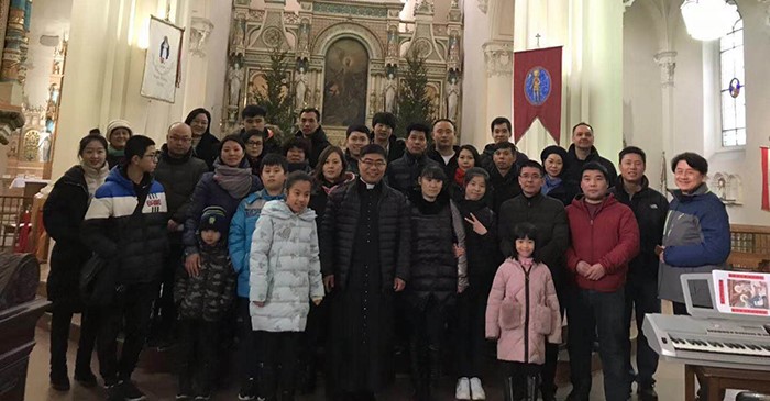 潘神父与布达佩斯教友们在一起.jpg